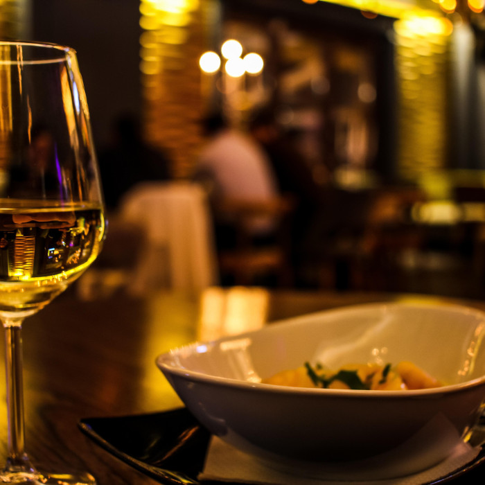 Repas et Verre de Vin